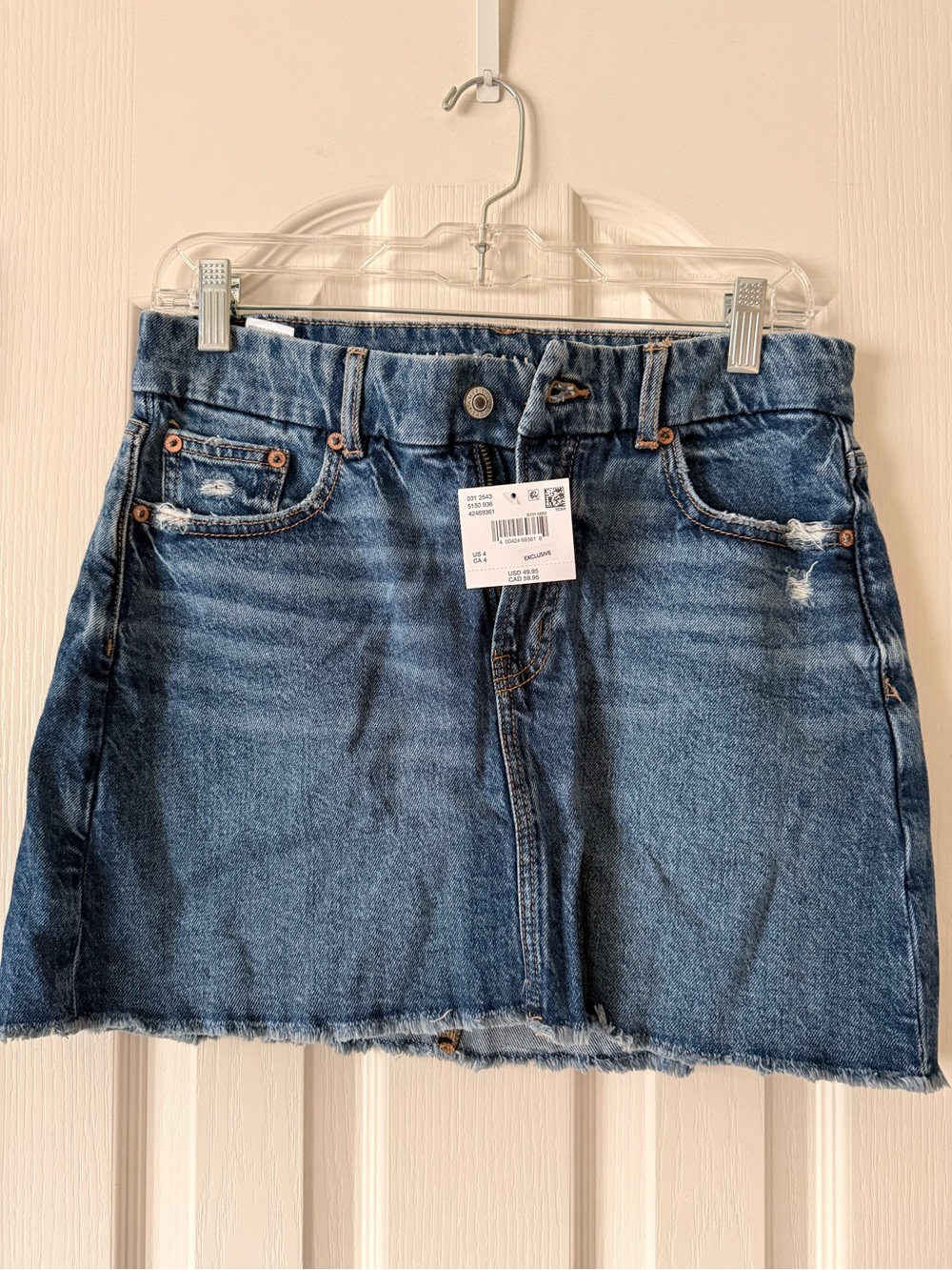 American Eagle Distressed Denim Mini Skirt Size 4 NWT